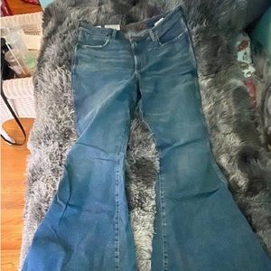 Brand new with tags.
Wrangler brand retro flare fit jeans
Size women 33x36